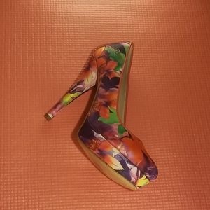 *floral printed heels*close toe*